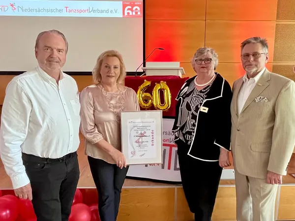 Mitglieder der Tanzsparte mit Urkunde